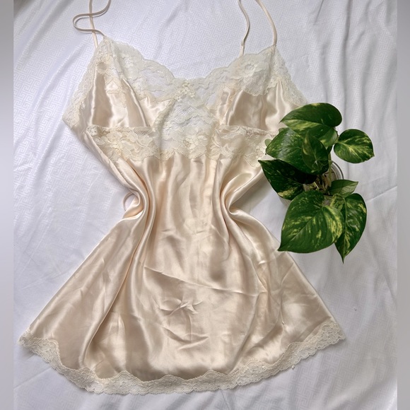 VICTORIA SECRET light cream coloured with lace satin camisole size M - Picture 1 of 6
